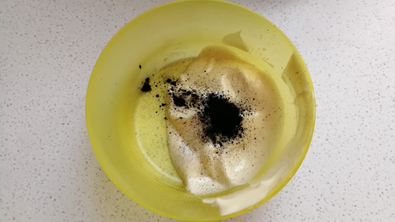 足球慕斯蛋糕卷,接着取一点蛋糊出来,加入少许竹炭粉拌均匀。
