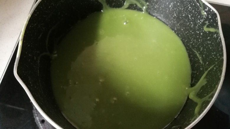 足球慕斯蛋糕卷,按下来再来做慕斯糊,慕斯糊做的两种颜色两种口味:先把抹茶粉放入牛奶中搅打均匀,再把牛奶倒入奶锅中加入白巧克力小火加热融化,边加热边搅拌,待巧克力完全融化后关火晾凉。