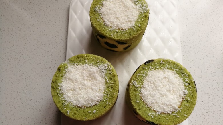 足球慕斯蛋糕卷,再撒点椰蓉装饰一下即可!