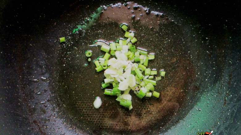 番茄肉丸汤,锅内倒油后放入葱花爆香