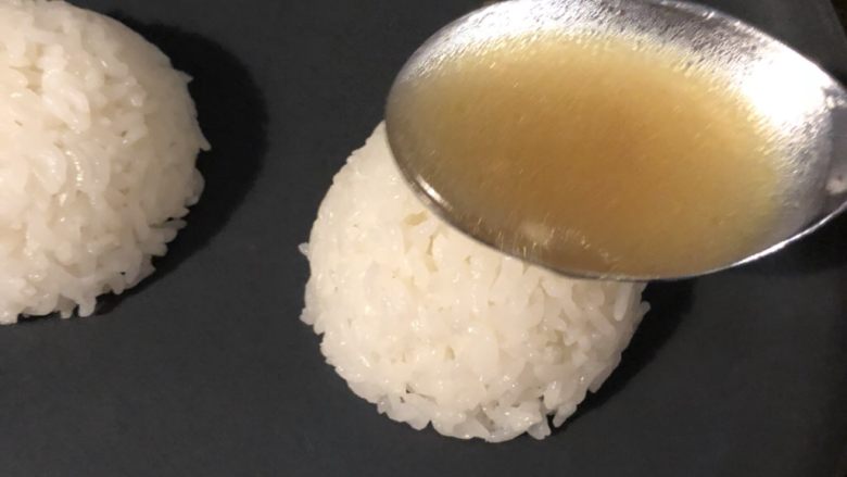幼儿《葫芦杏鲍菇烧肉粒》,锅里盛一些汤浇到米饭上。