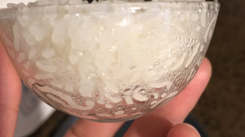 幼儿《葫芦杏鲍菇烧肉粒》,找个小杯子,盛米饭,压紧,倒扣于餐盘上