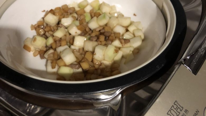幼儿《葫芦杏鲍菇烧肉粒》,放入电饭锅蒸屉,开始煮饭