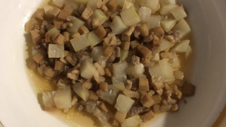 幼儿《葫芦杏鲍菇烧肉粒》,饭煮好后过5分钟,取出蒸菜。