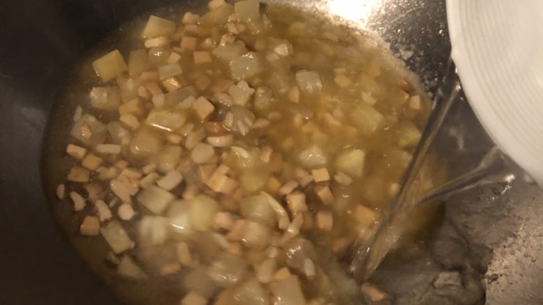 幼儿《葫芦杏鲍菇烧肉粒》,倒入一碗水,调成大火,盖上锅盖。