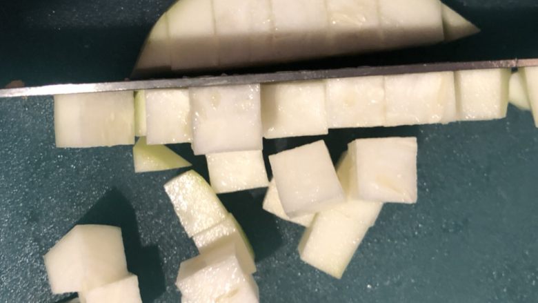 幼儿《葫芦杏鲍菇烧肉粒》,转个方向,继续切成正方形