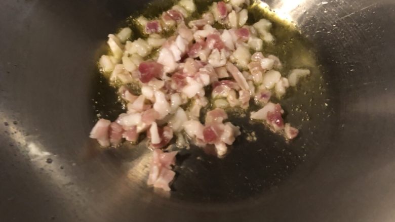 幼儿《葫芦杏鲍菇烧肉粒》,油热时,加入肉粒翻炒10下,中小火。