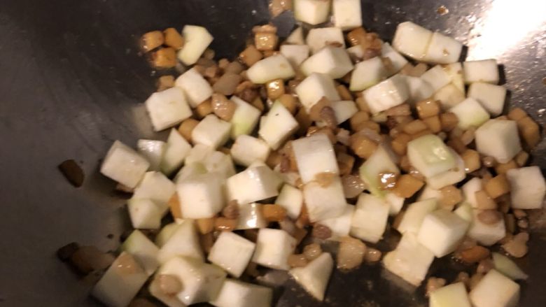 幼儿《葫芦杏鲍菇烧肉粒》,关火,加入葫芦翻炒均匀。