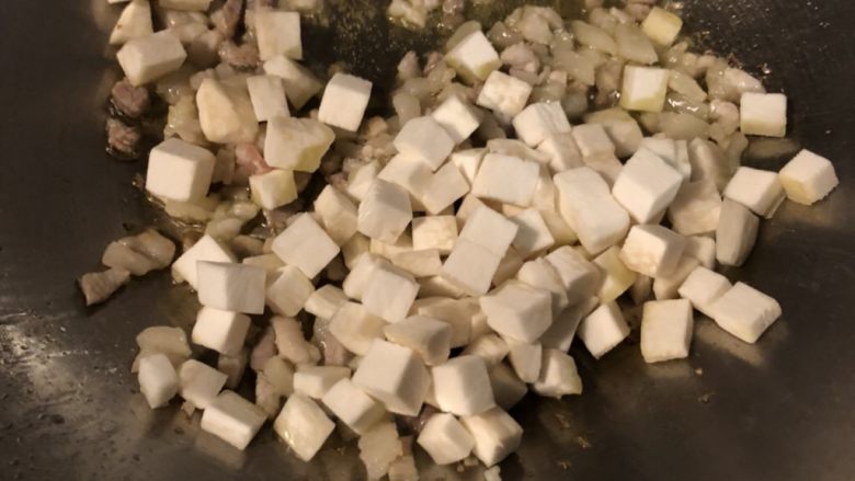 幼儿《葫芦杏鲍菇烧肉粒》,加入杏鲍菇翻炒60下,至杏鲍菇变软出水。