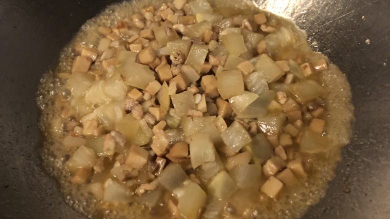 幼儿《葫芦杏鲍菇烧肉粒》,炒菜锅打开锅盖,中火加热,倒入蒸菜,翻炒2下。