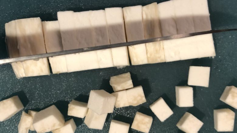 幼儿《葫芦杏鲍菇烧肉粒》,横过来,将长条切成小正方形
