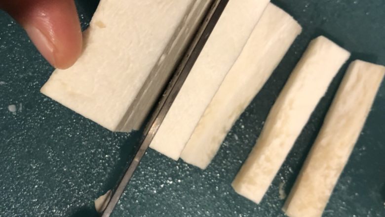 幼儿《葫芦杏鲍菇烧肉粒》,叠在一起,切长条