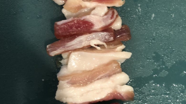 幼儿《葫芦杏鲍菇烧肉粒》,五花肉切成细条