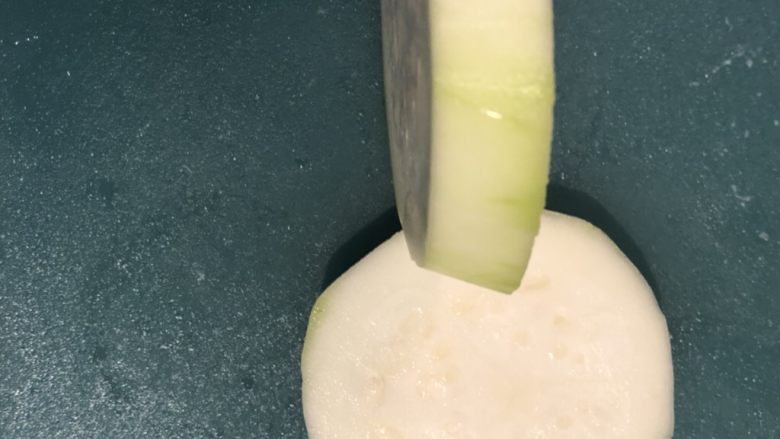 幼儿《葫芦杏鲍菇烧肉粒》,去皮