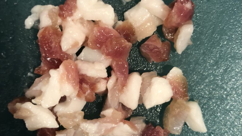 幼儿《葫芦杏鲍菇烧肉粒》,再切成小粒状
