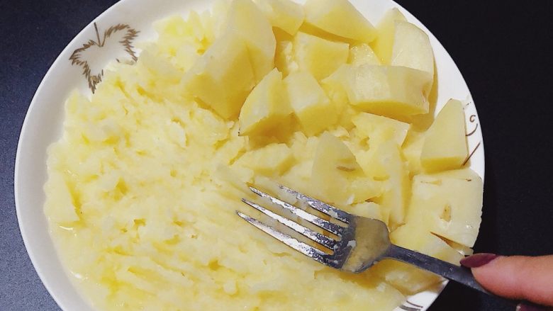 牧羊人派(Shepherd’s pie),用叉子压成土豆泥。