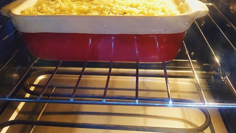 牧羊人派(Shepherd’s pie),烤箱200度,烤30分钟。