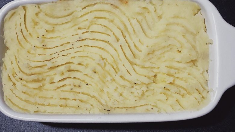 牧羊人派（Shepherd’s pie）,铺上土豆泥，用叉子画出纹路。