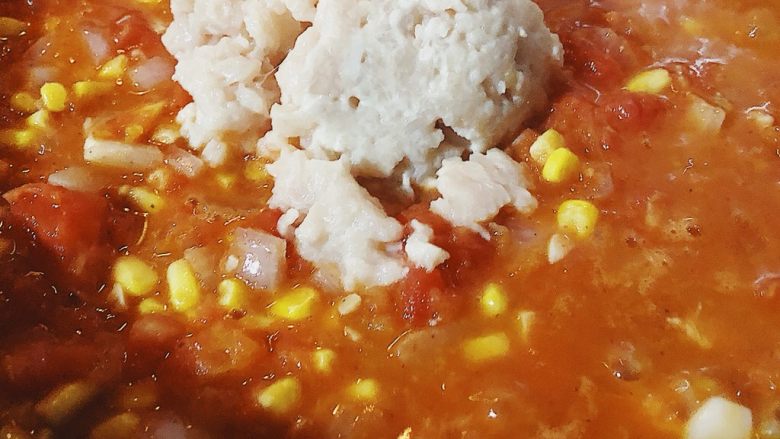 牧羊人派(Shepherd’s pie),放入鸡肉丁,大火快速翻炒。