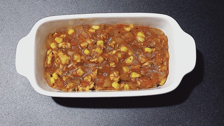牧羊人派(Shepherd’s pie),炒好的番茄肉酱放入烤盘或烤碗内。