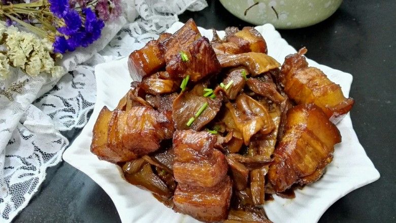 笋干烧五花肉,拍上成品图,一盘美味的笋干烧肉就完成了
