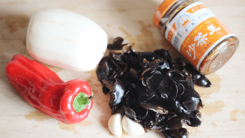 酱爆莲藕,准备好所有食材