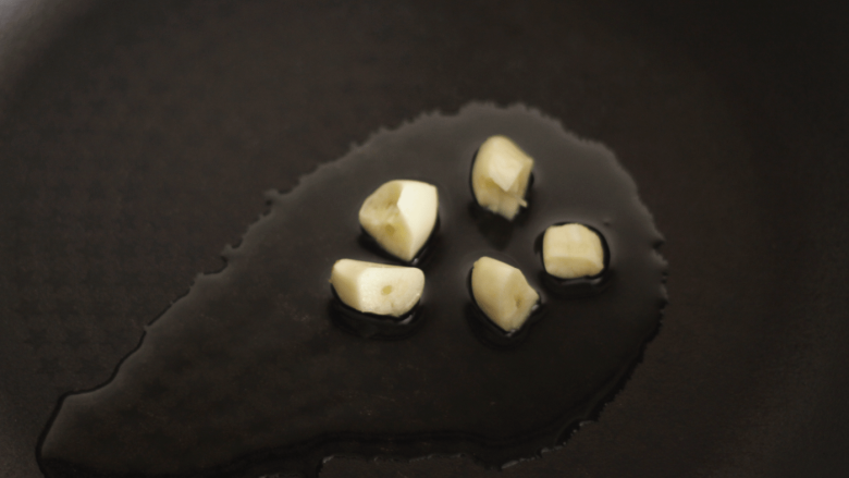 酱爆莲藕,锅中倒油，待油5成热时加入<a style='color:red;display:inline-block;' href='/shicai/ 2794'>大蒜</a>，炒出香味