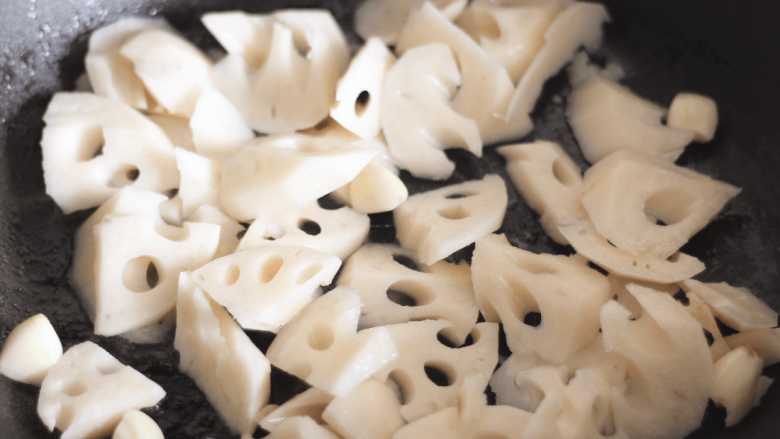 酱爆莲藕,倒入<a style='color:red;display:inline-block;' href='/shicai/ 30'>莲藕</a>片，大火继续翻炒，大约1分钟