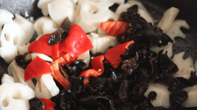 酱爆莲藕, 一次性加入<a style='color:red;display:inline-block;' href='/shicai/ 233'>木耳</a>和红辣椒，继续翻炒