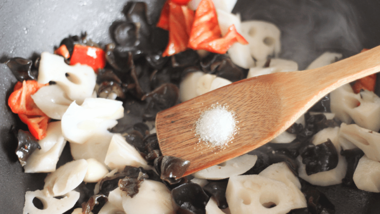 酱爆莲藕,加入盐，翻炒均匀