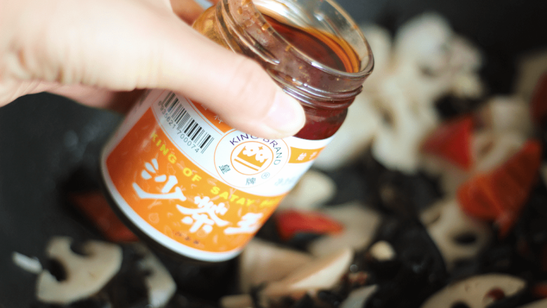 酱爆莲藕,加入一大勺的皇牌沙茶王，翻炒均匀如果觉得太干，可以往锅中喷入少量的水