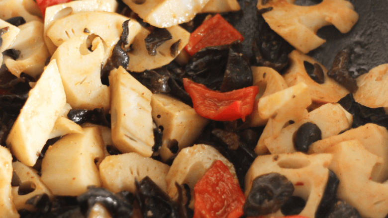 酱爆莲藕,出锅前加入少量的醋提味
