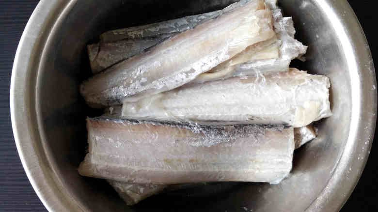 酱烧带鱼,带鱼处理干净后，用适量盐，<a style='color:red;display:inline-block;' href='/shicai/ 718'>料酒</a>抓匀，腌制片刻；