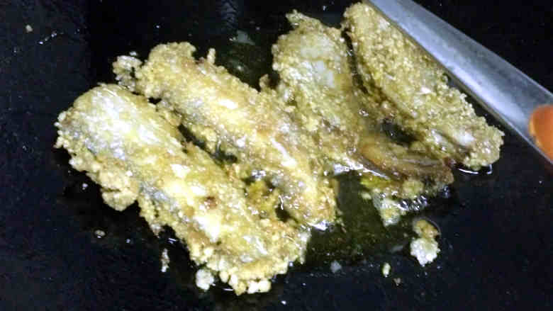 酱烧带鱼,油烧热后，放入带鱼煎至两面金黄盛出；