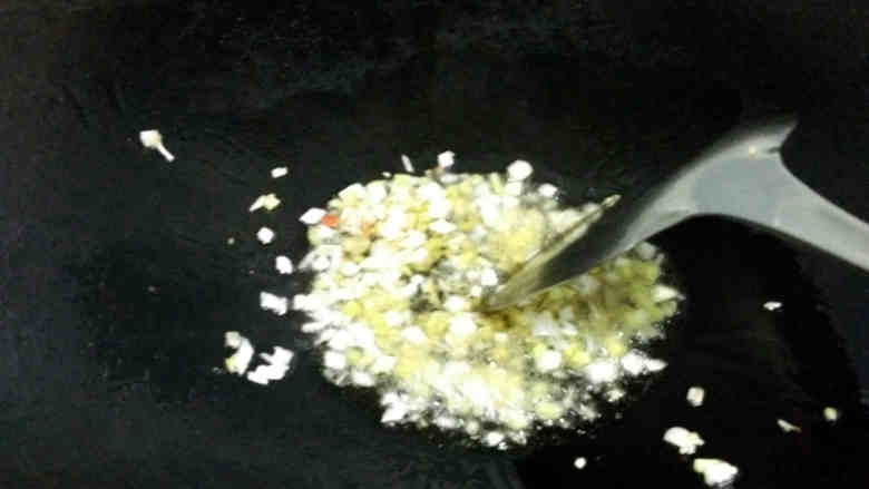 酱烧带鱼,锅里留底油，炒香姜蒜；