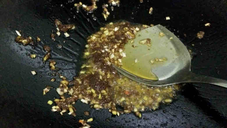 酱烧带鱼,将沙茶酱炒香；