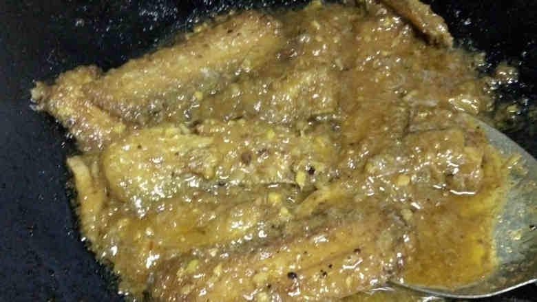 酱烧带鱼,放入煎好的带鱼，用中小火煮至汤汁浓稠；