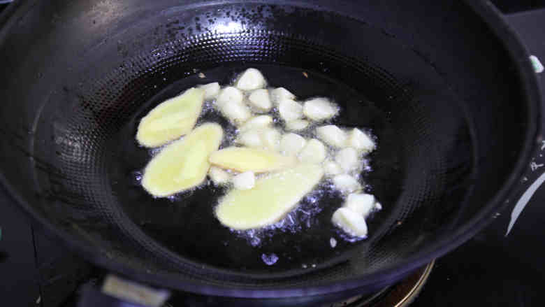 金蒜沙茶排骨,翻炒至表面变色，加入<a style='color:red;display:inline-block;' href='/shicai/ 788'>生抽</a>、<a style='color:red;display:inline-block;' href='/shicai/ 718'>料酒</a>，继续翻炒；