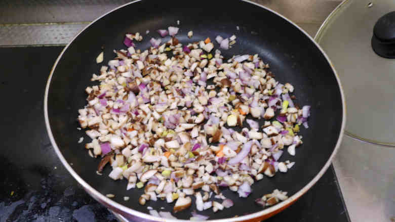 金玉满堂,拨入洋葱丁、香菇丁,颠勺煸炒2分钟,煸出香味儿~