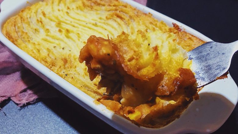牧羊人派(Shepherd’s pie),这个量是两人份,酌情增减。