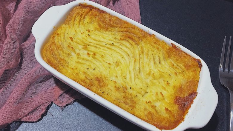 牧羊人派（Shepherd’s pie）,成品图。土豆泥烤的脆脆的，下面的肉酱很开胃。