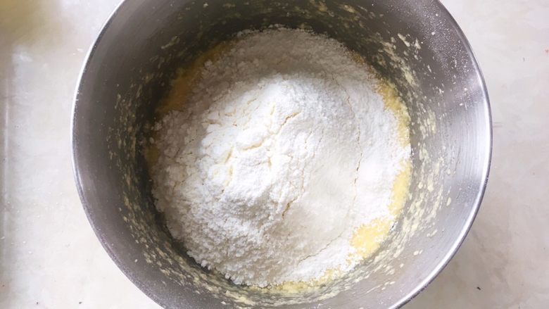 柠檬星磅蛋糕,过筛低筋面粉跟泡打粉,预热烤箱180度