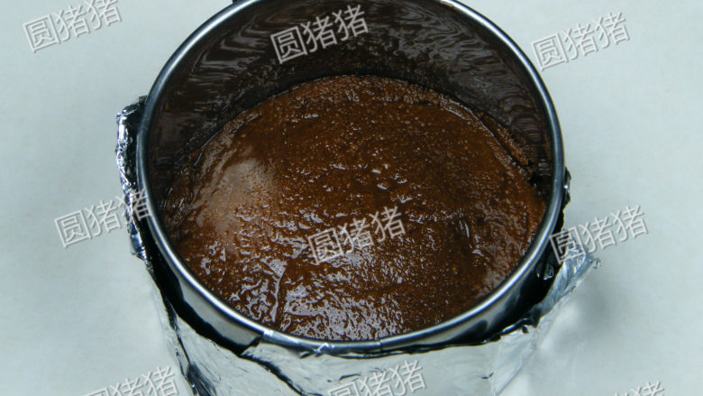 百香果芝士冻饼,先用锡纸包住幕斯圈，并用胶带贴住锡纸。消化饼干搅碎，加溶化黑巧克力及溶化<a style='color:red;display:inline-block;' href='/shicai/ 887'>黄油</a>拌均匀做成饼干底，用汤匙压平整，移入冰箱冷冻。