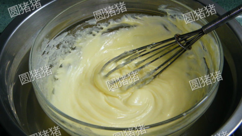 百香果芝士冻饼,一边溶化一边搅拌至浆状，取出放凉至30度备用。