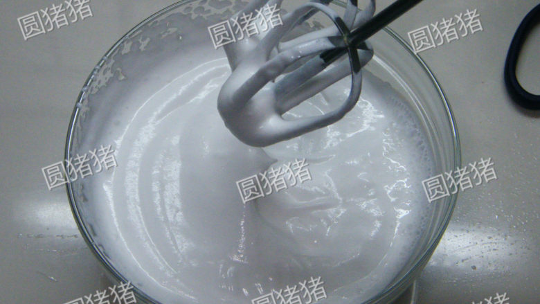 百香果芝士冻饼,动物鲜奶油加糖8克打至6分发。