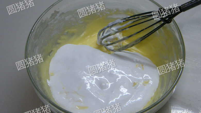 百香果芝士冻饼,将鲜奶油加入奶油奶酪糊内。