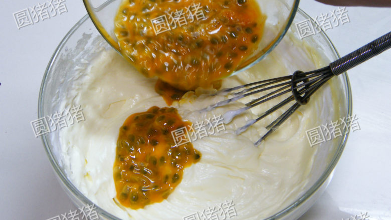 百香果芝士冻饼,搅拌均匀后，加入百香果酱。
