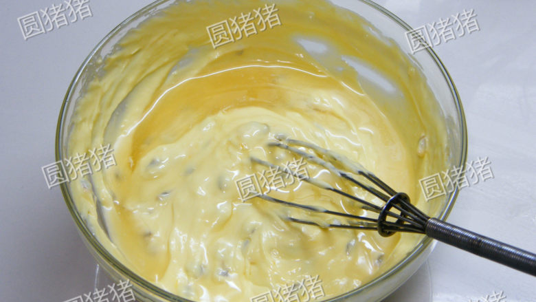 百香果芝士冻饼,鱼胶粉加清水泡5分钟，隔水溶化成液态加入蛋糕糊内，迅速搅拌均匀。
