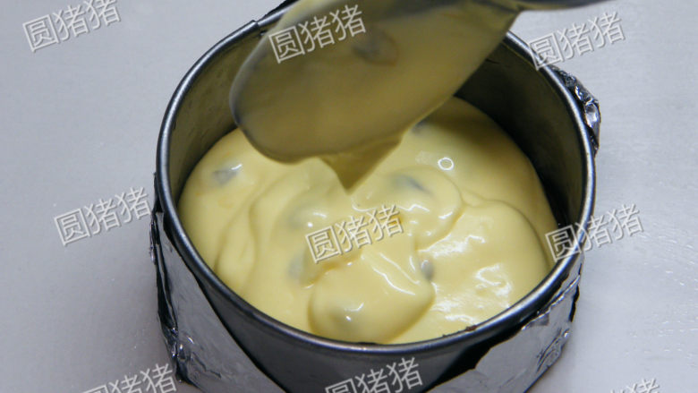 百香果芝士冻饼,最后将做好的芝士糊倒入幕斯圈内，移入冰箱冷藏6小时以上即可脱模。