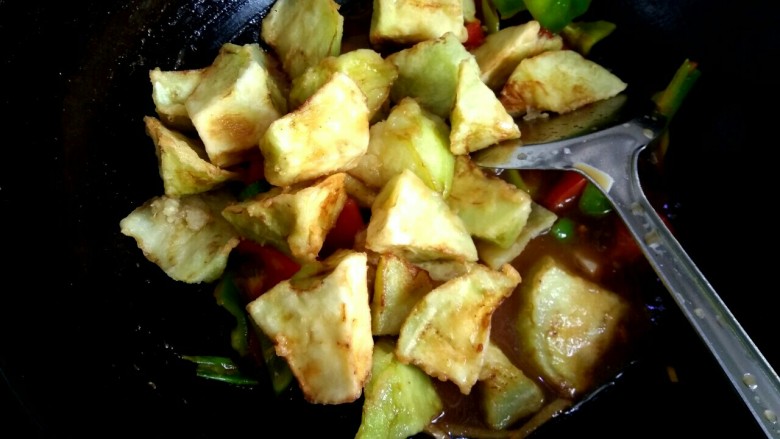 家常烧茄子,放入茄子,紧接着放入小碗中的调料汁